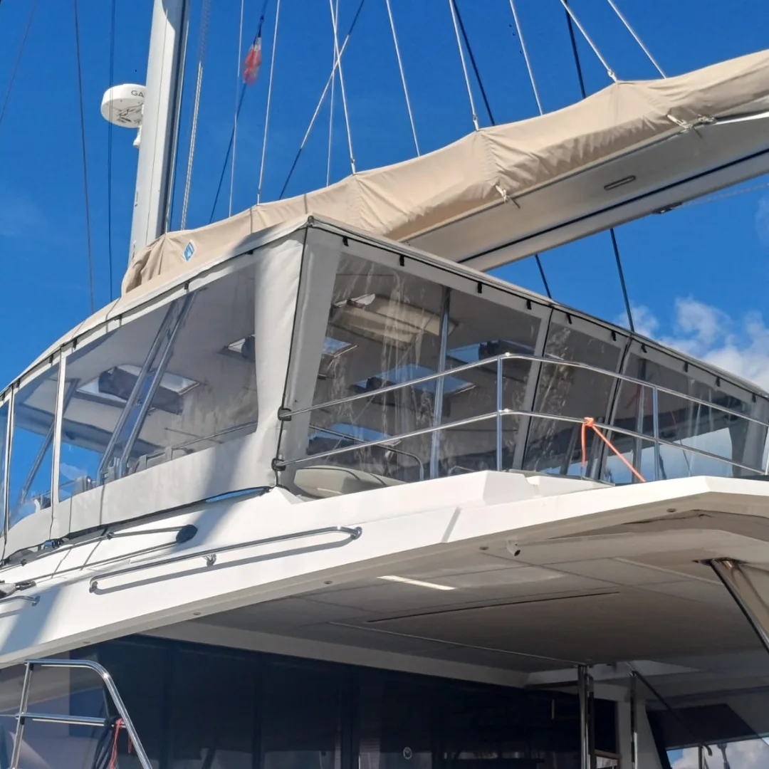 Enclosure & Fermeture de Flybridge Sur-Mesure – Protection Intégrale